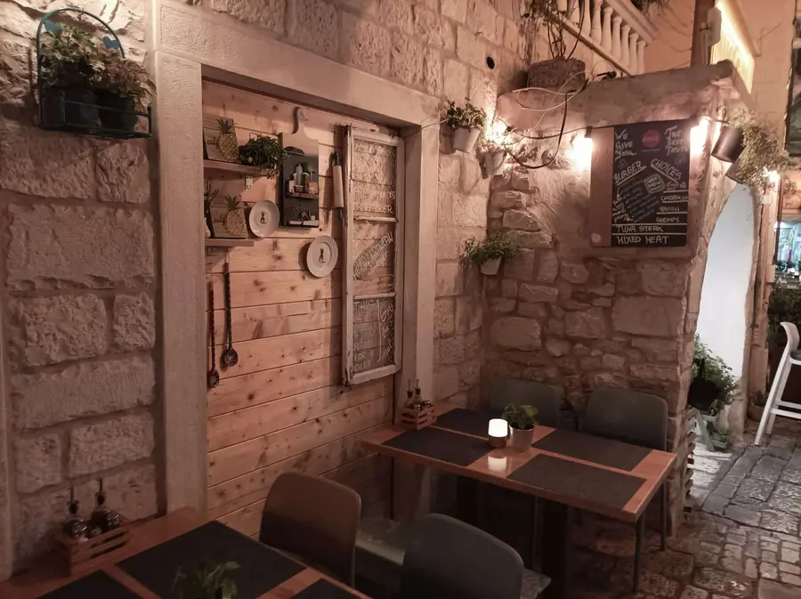 Ambiente interior en Miki's Food & Bar