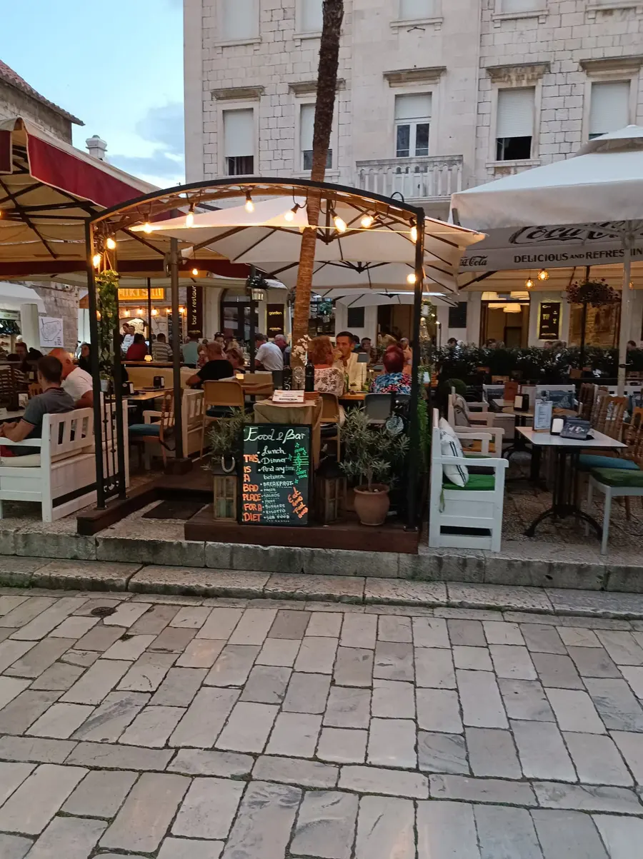 Terraza de Miki's Food & Bar en Trogir