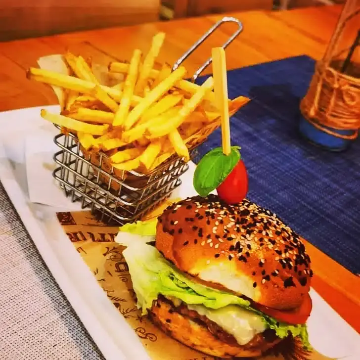 Miki's Burger con patatas fritas en Miki's Food & Bar en Trogir