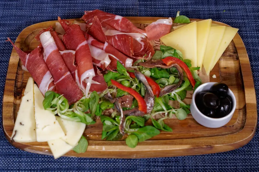 Miki's Plate con prosciutto y queso en Miki's Food & Bar Trogir