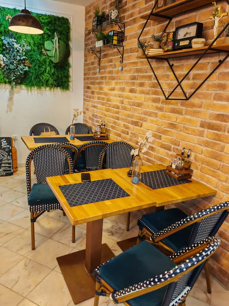 Brick wall interior table at Miki's Food & Bar in Trogir