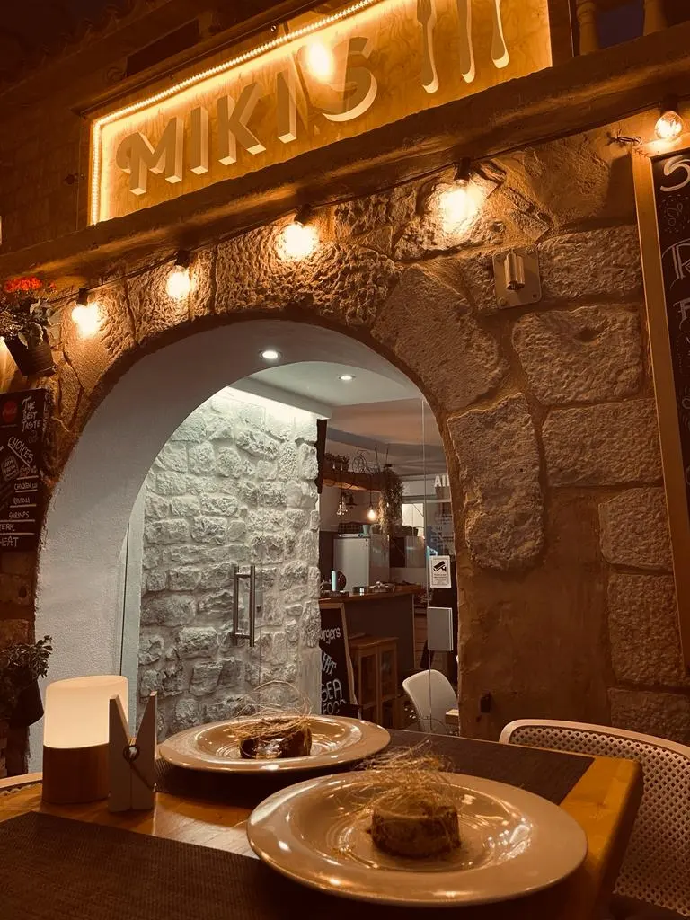 Night entrance table at Miki's Food & Bar in Trogir